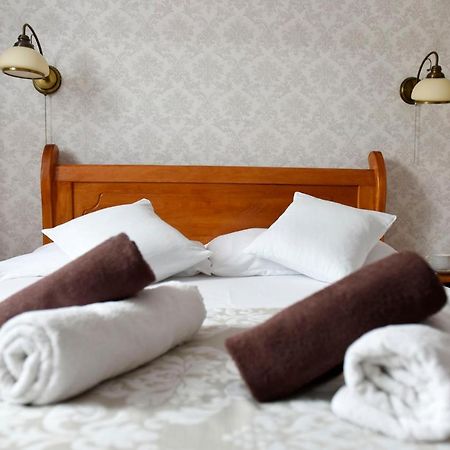 Hotel Sniezka à Krosno Extérieur photo