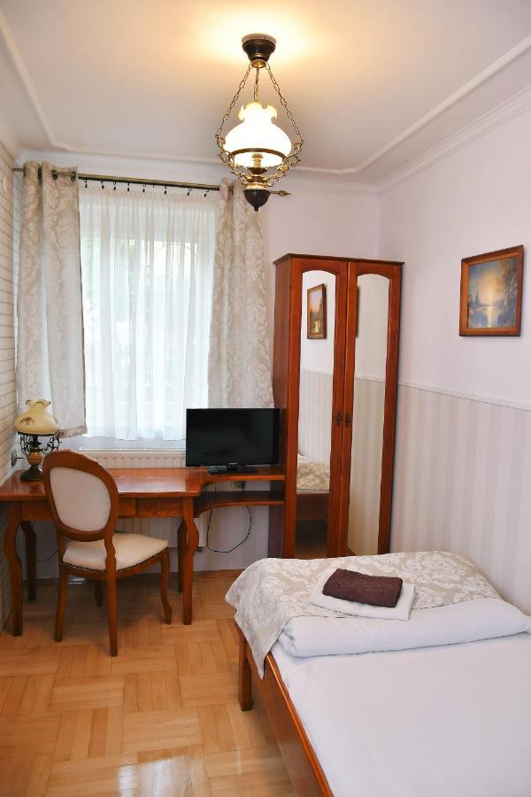 Hotel Sniezka à Krosno Extérieur photo