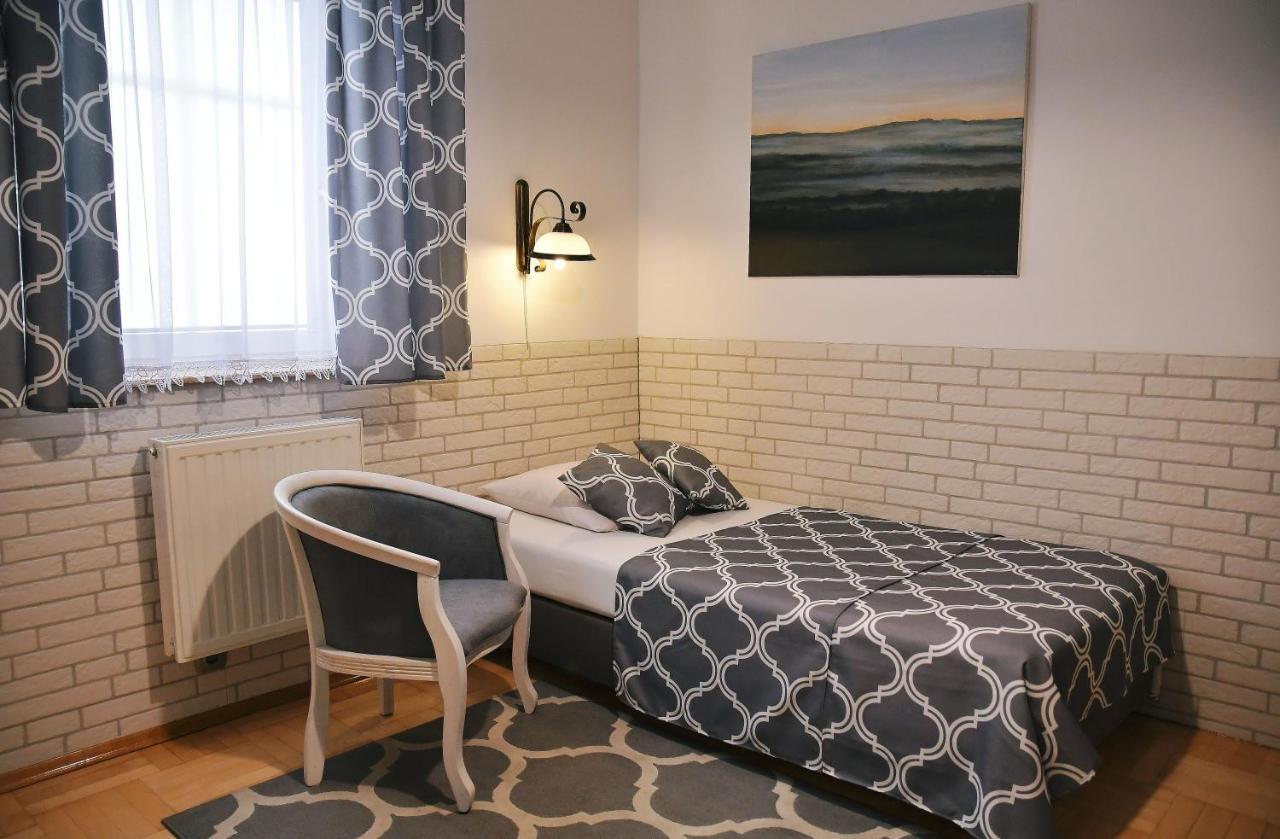 Hotel Sniezka à Krosno Extérieur photo