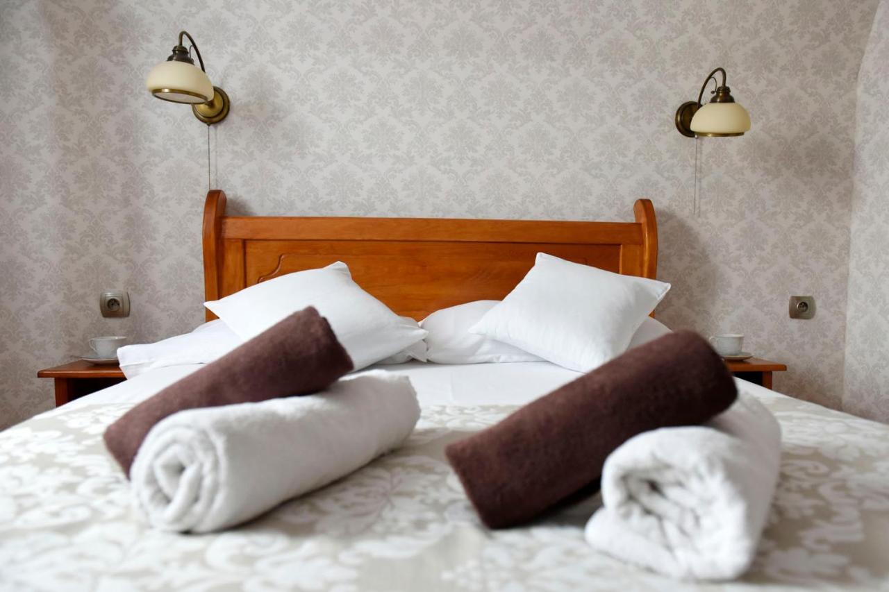 Hotel Sniezka à Krosno Extérieur photo