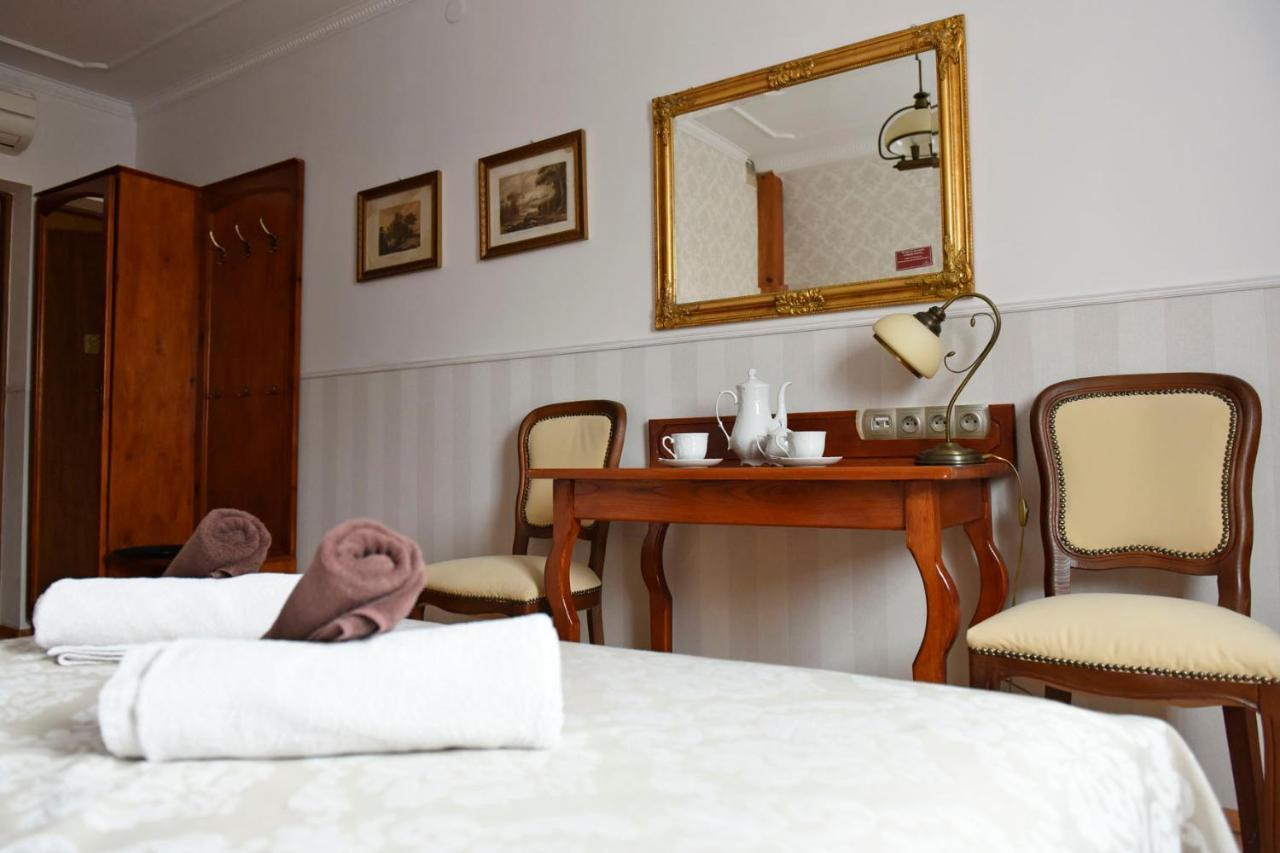 Hotel Sniezka à Krosno Extérieur photo