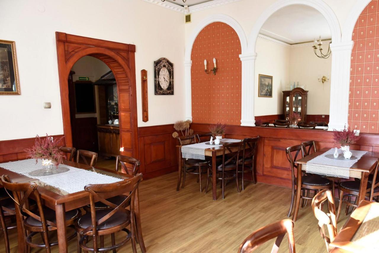 Hotel Sniezka à Krosno Extérieur photo