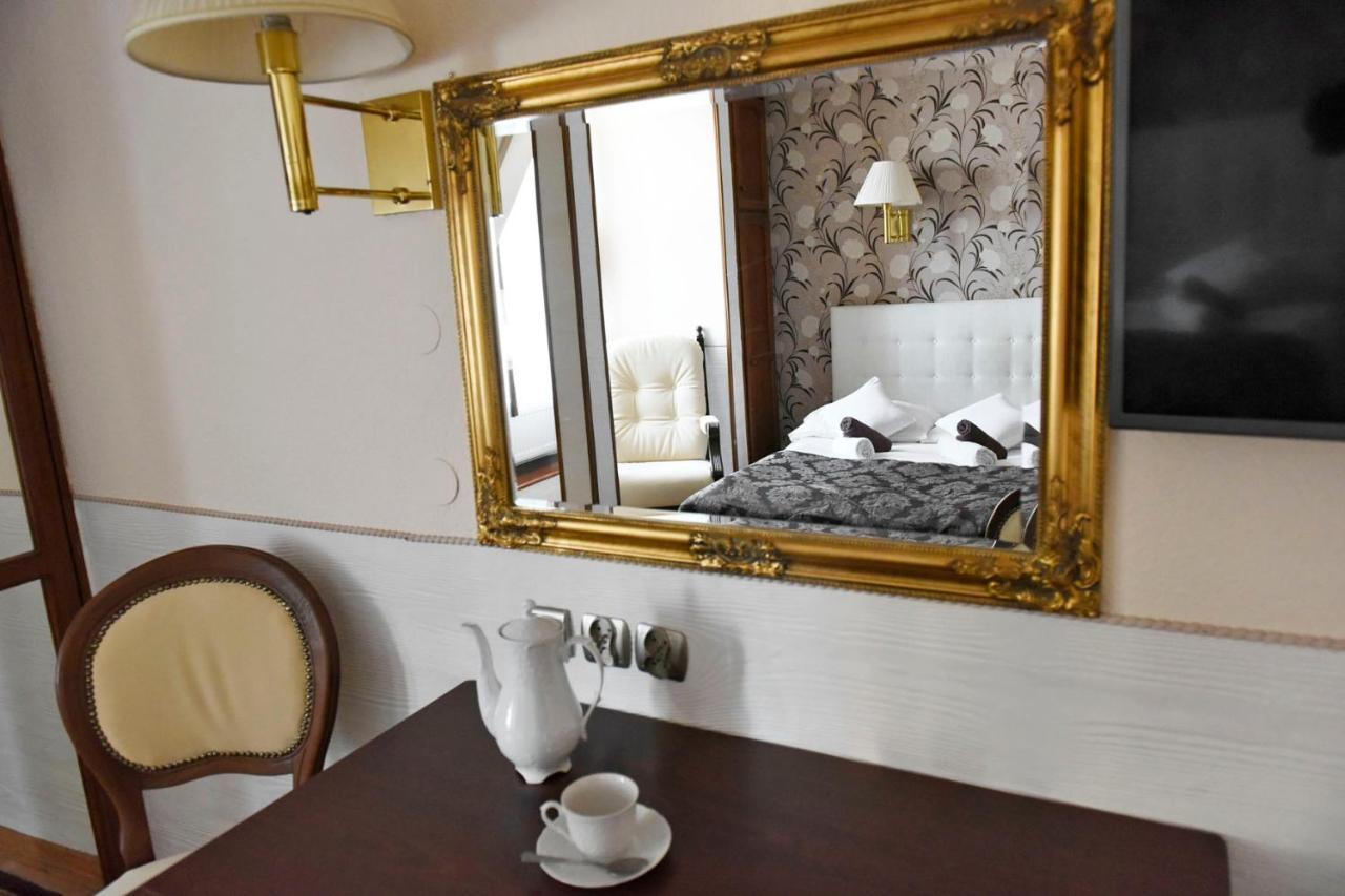Hotel Sniezka à Krosno Extérieur photo
