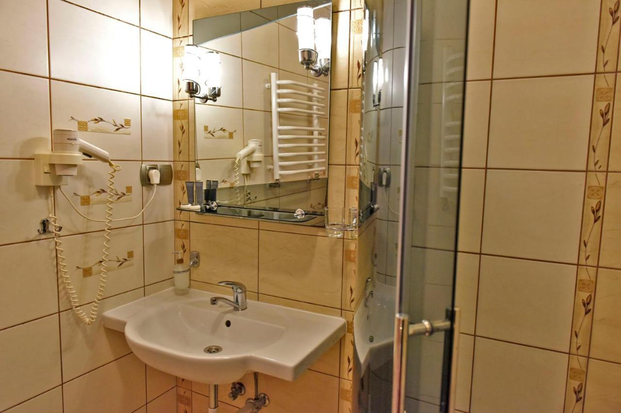 Hotel Sniezka à Krosno Extérieur photo