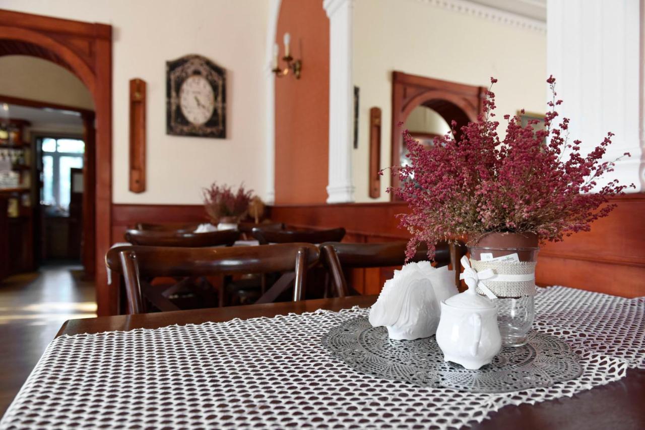 Hotel Sniezka à Krosno Extérieur photo