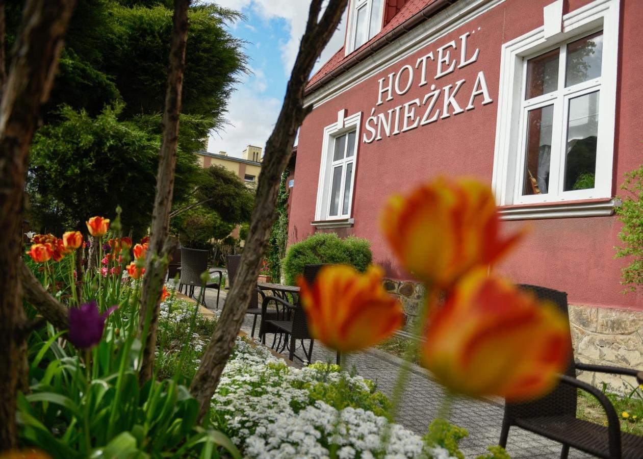 Hotel Sniezka à Krosno Extérieur photo