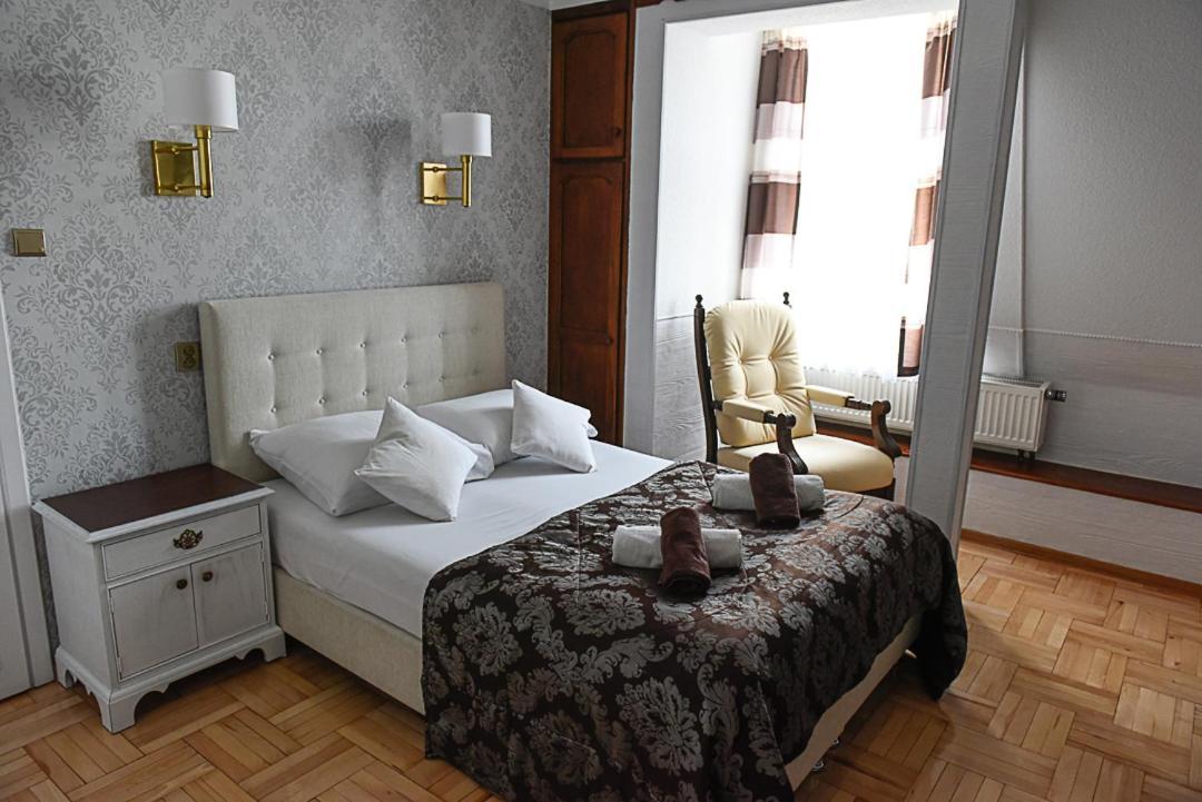 Hotel Sniezka à Krosno Extérieur photo