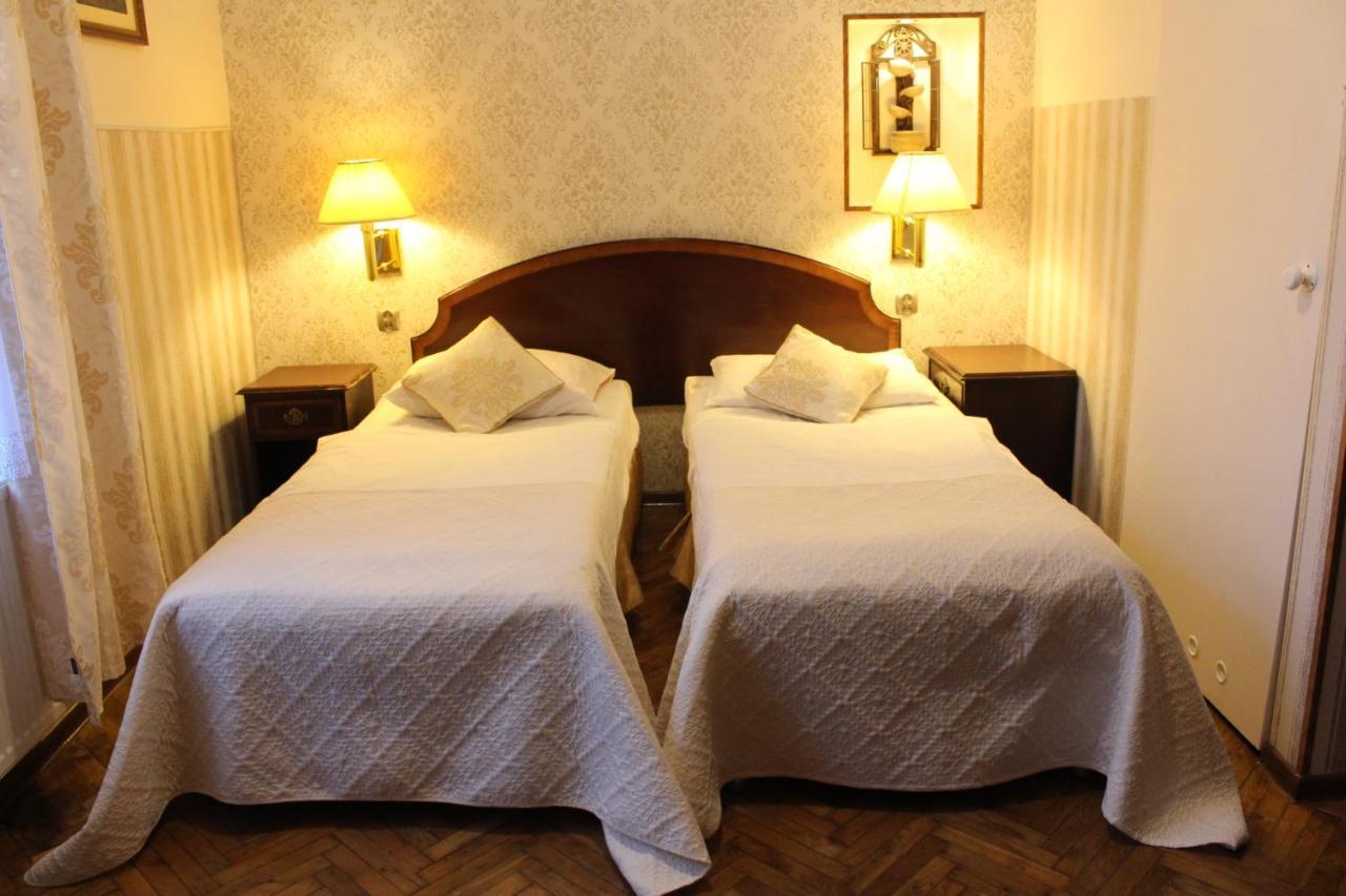 Hotel Sniezka à Krosno Extérieur photo