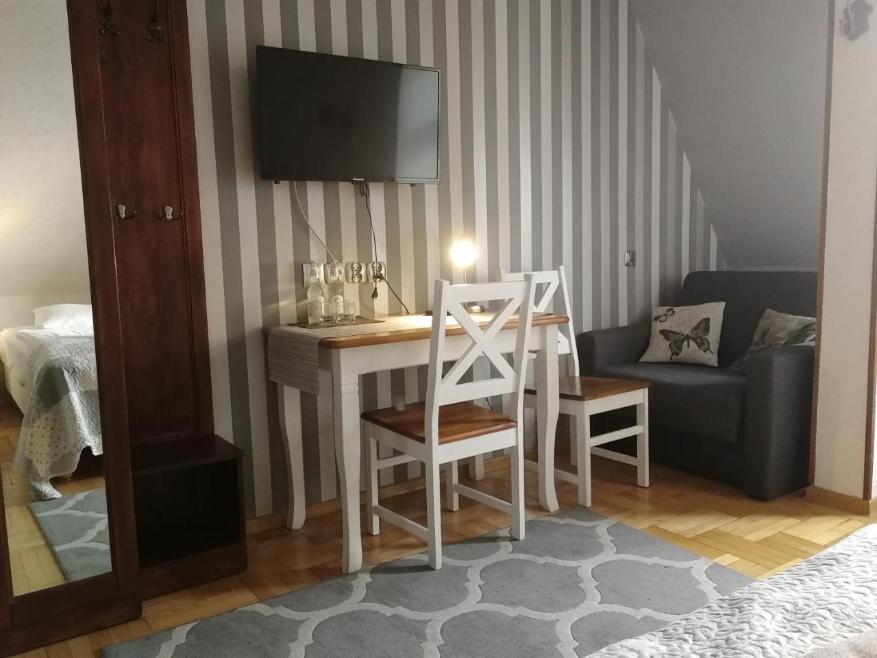 Hotel Sniezka à Krosno Extérieur photo