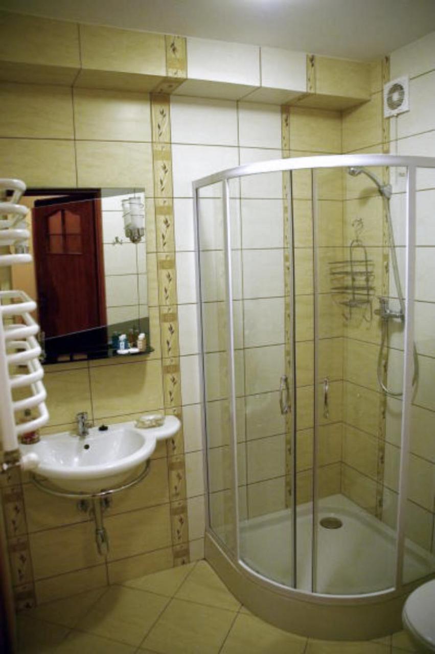 Hotel Sniezka à Krosno Extérieur photo